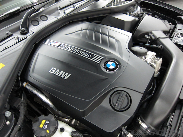 BMWM135iガラスコーティング施工、エンジンルーム画像