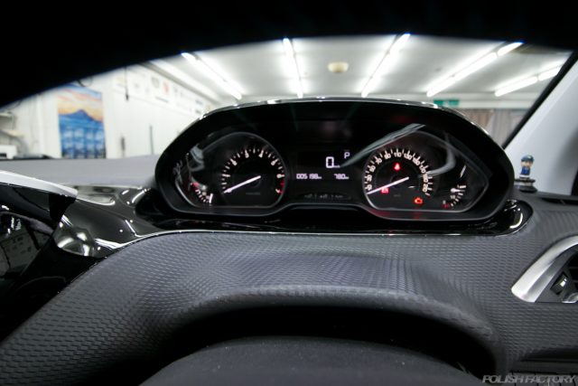 ガラスコーティング施工で入庫中、新車プジョー2008のスピードメーター画像