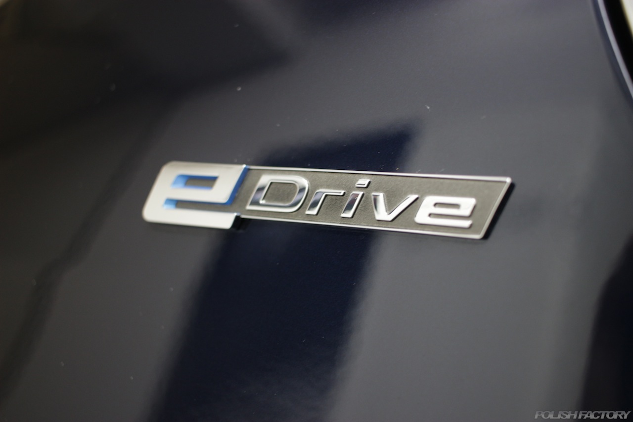 BMW330eのガラスコーティングで入庫中のeDriveエンブレム画像