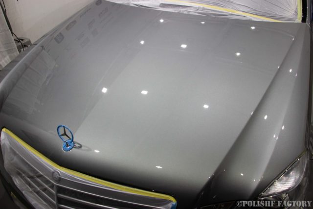 小山薫堂さんの愛車、MercedesBenz E63 AMGステーションワゴンのボンネットの磨き修正中の画像