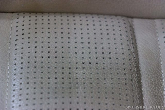 小山薫堂さんの愛車、MercedesBenz E63 AMGステーションワゴンの皮シートの汚れ画像