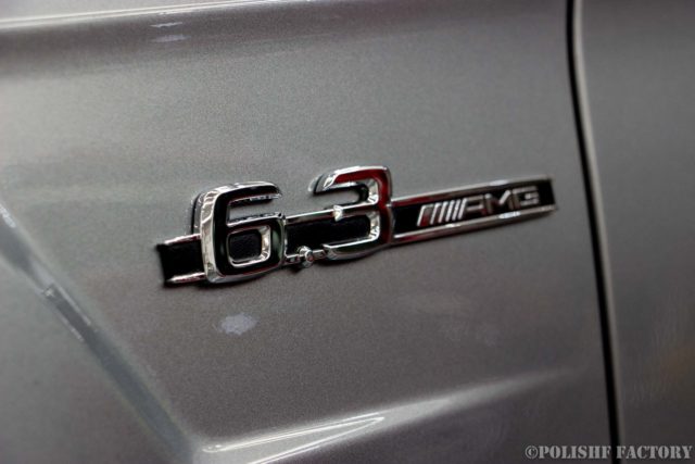 小山薫堂さんの愛車、MercedesBenz E63 AMGステーションワゴンの6.3AMGエンブレム画像