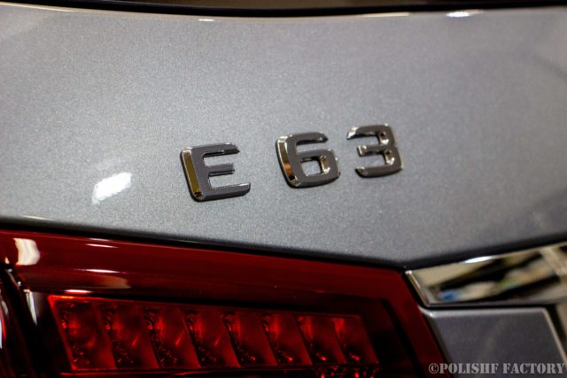 小山薫堂さんの愛車、MercedesBenz E63 AMGステーションワゴンのE63エンブレム清掃後の画像