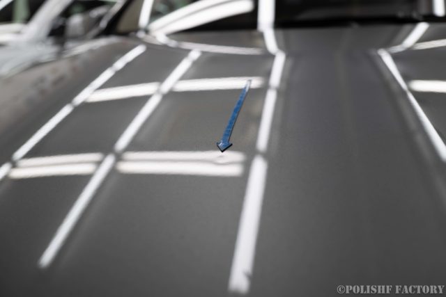 小山薫堂さんの愛車、MercedesBenz E63 AMGステーションワゴンのボンネットの凹み画像
