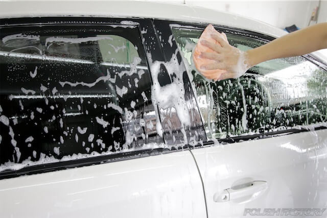 シャンプー洗車時のクルマ画像
