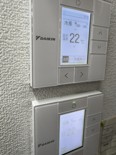 エアコン完備で安定した室温湿度施工環境、エアコンの操作部の画像