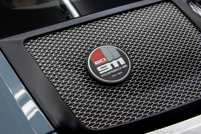 ポルシェ911S/Tヘリテージデザインパッケージコーティング施工60周年記念エンブレム画像