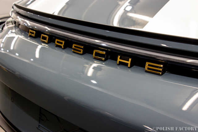 ポルシェ911S/Tヘリテージデザインパッケージコーティング施工リアバンパー部ポルシェエンブレム画像