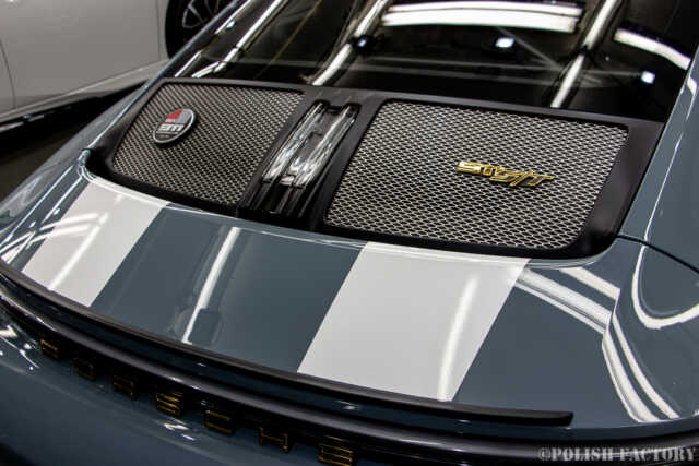 ポルシェ911S/Tヘリテージデザインパッケージコーティング施工エンジンフード画像
