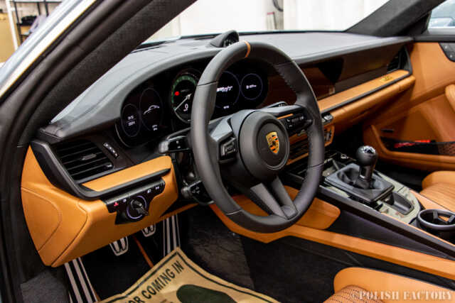 ポルシェ911S/Tヘリテージデザインパッケージコーティング施工ハンドルメーター部画像