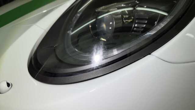 ポルシェ911Rヘッドライト周辺の汚れ確認