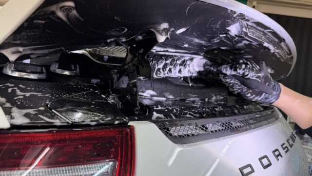 ポルシェ911R可動部を開いて細部洗浄する作業