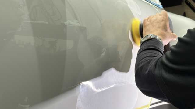 ポルシェ911Rの深い傷を確認しながら研磨する作業