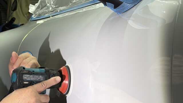 ポルシェ911Rの傷を確認しながら磨く作業
