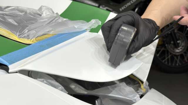 ポルシェ911Rの膜厚測定作業