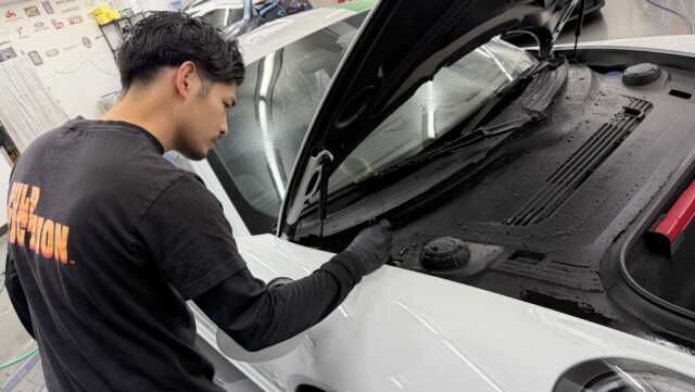 ポルシェ911Rカウルトップ洗浄作業