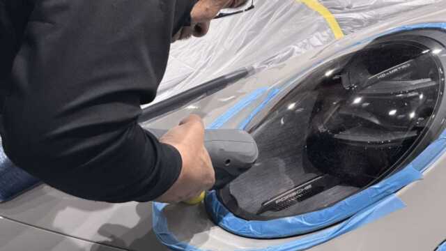 ポルシェ911カレラ4GTSルーフのシミと線傷確認 3