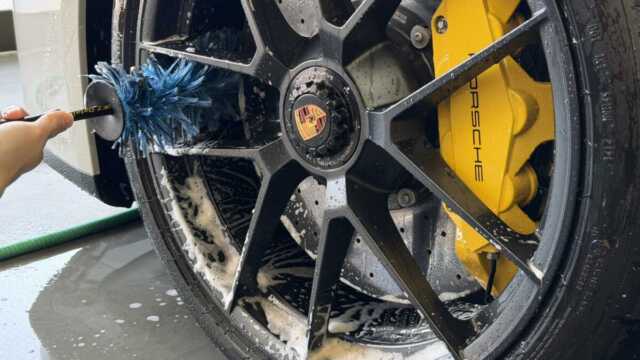 ポルシェ911カレラ4GTSホイールと細部洗浄作業 1