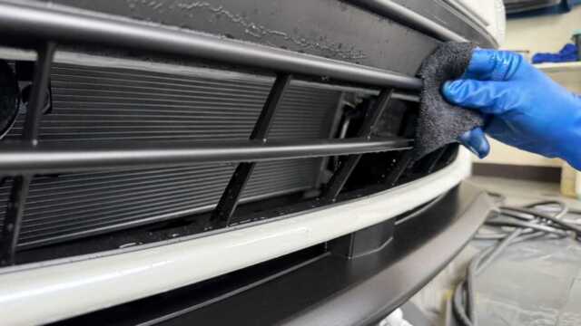スバルBRZ STIスポーツ 細部洗浄作業画像2