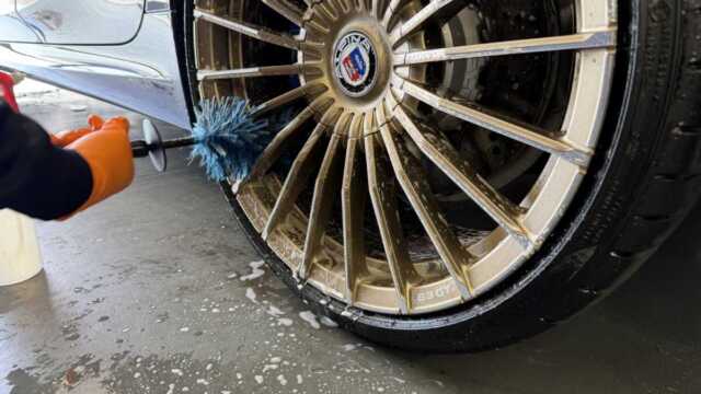 BMWアルピナ B3 GTリムジンホイール洗浄作業
