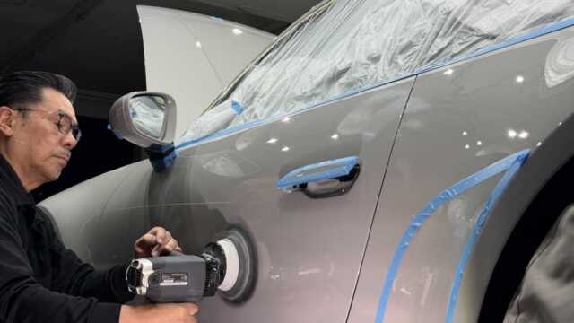 ポルシェ911カレラ4GTSルーフのシミと線傷確認 1