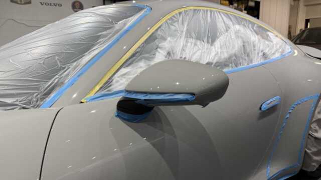 ポルシェ911カレラ4GTS細部の汚れ除去作業