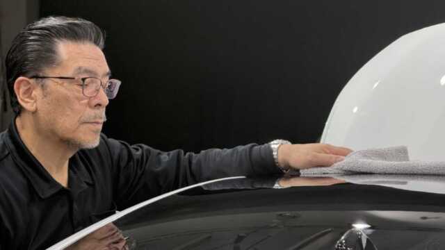 車両を前にして塗装状態や保管環境を確認している場面。単なるメニュー販売ではなく「車を見て提案する専門店」であることを証明する画像