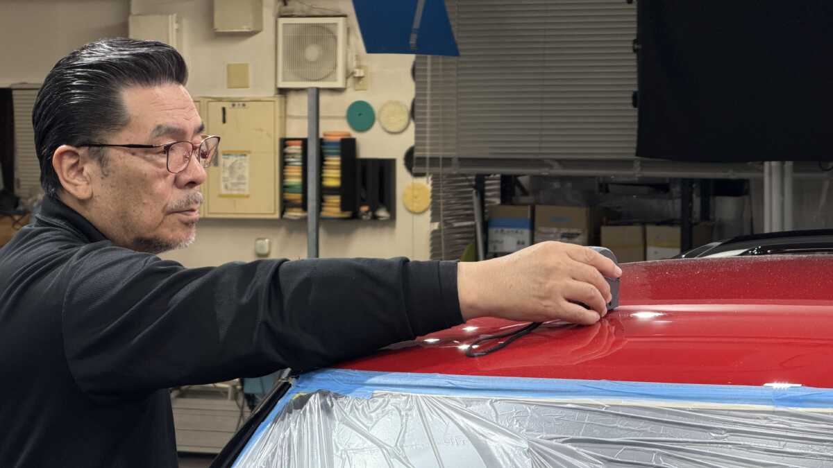 照明下でボディ状態を確認している様子