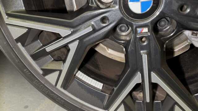 BMW 120d 施工前の黒いピラー傷確認画像1