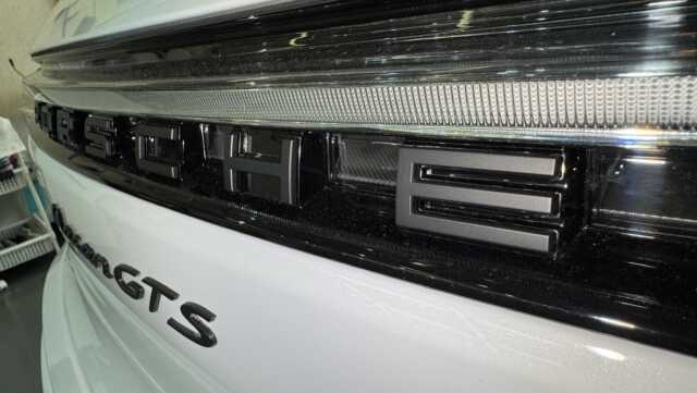 ポルシェ マカンGTS 施工前の未塗装樹脂確認画像