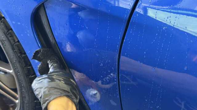 スバル BRZ STIスポーツ TYPE RA 細部洗浄作業画像2