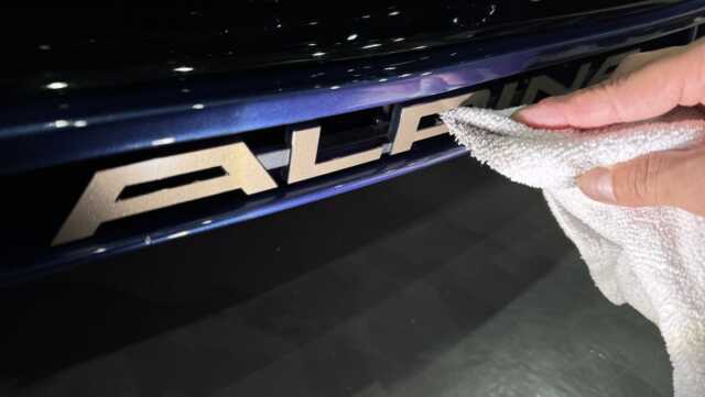 BMWアルピナ B3 GTツーリングのALPINAエンブレム周辺を仕上げ拭き