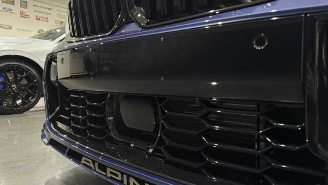BLACKセラミック施工後のBMWアルピナ B3 GTツーリングのフロントバンパー