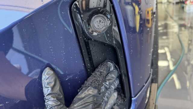 BMWアルピナ B3 GTツーリングの給油口内側を細部洗浄