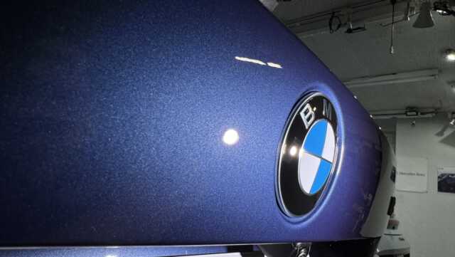 施工後のBMWアルピナ B3 GTツーリングのボンネットとBMWエンブレム