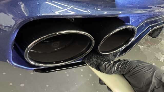 BMWアルピナ B3 GTツーリングのマフラーエンドを細部洗浄