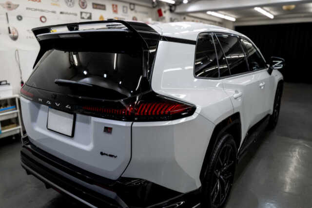 トヨタRAV4 PHEV GR SPORT プラチナホワイトパールマイカ施工後フロントサイド画像