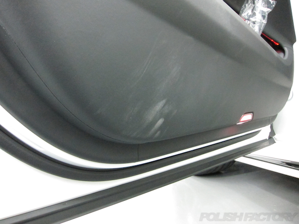 メルセデス・ベンツ S63 AMG 4マチックロングガラスコーティング施工、ドア内張蹴った画像
