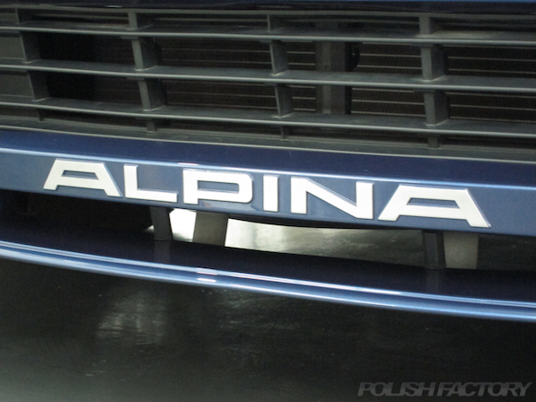 アルピナ ALPINA D5にガラスコーティング施工フロントバンパーロゴ画像
