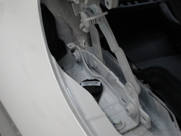 メルセデス・ベンツ S63 AMG 4マチッククーペにガラスコーティング施工、ボンネットヒンジ画像