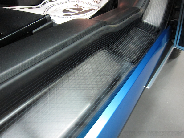 BMW i3 レンジエクステンダー装着車ガラスコーティング施工サイドステップ画像