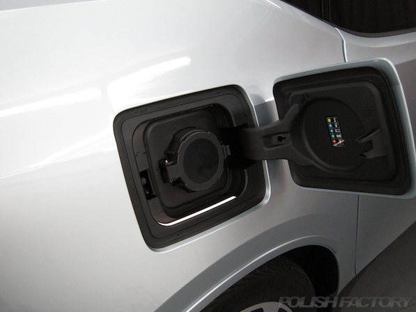 BMW i3 レンジエクステンダー装着車ガラスコーティング施工給電口画像