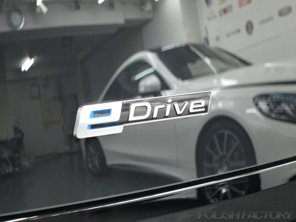 BMW i3 レンジエクステンダー装着車ガラスコーティング施工edriveエンブレム画像