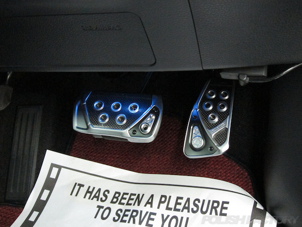 トヨタ ハリアー新車にガラスコーティング施工時のペダルカバー画像